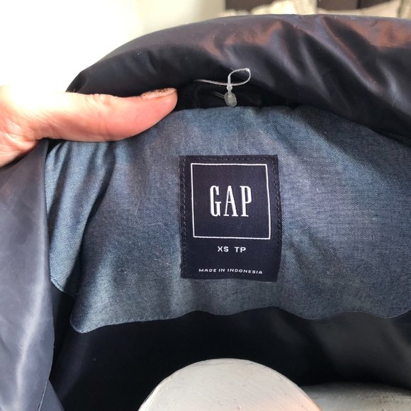 GAP Women's Puffer Vest in Navy - Picture 5 of 7